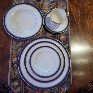 Lenox ‘Jefferson’ 8 place setting in mint condition.